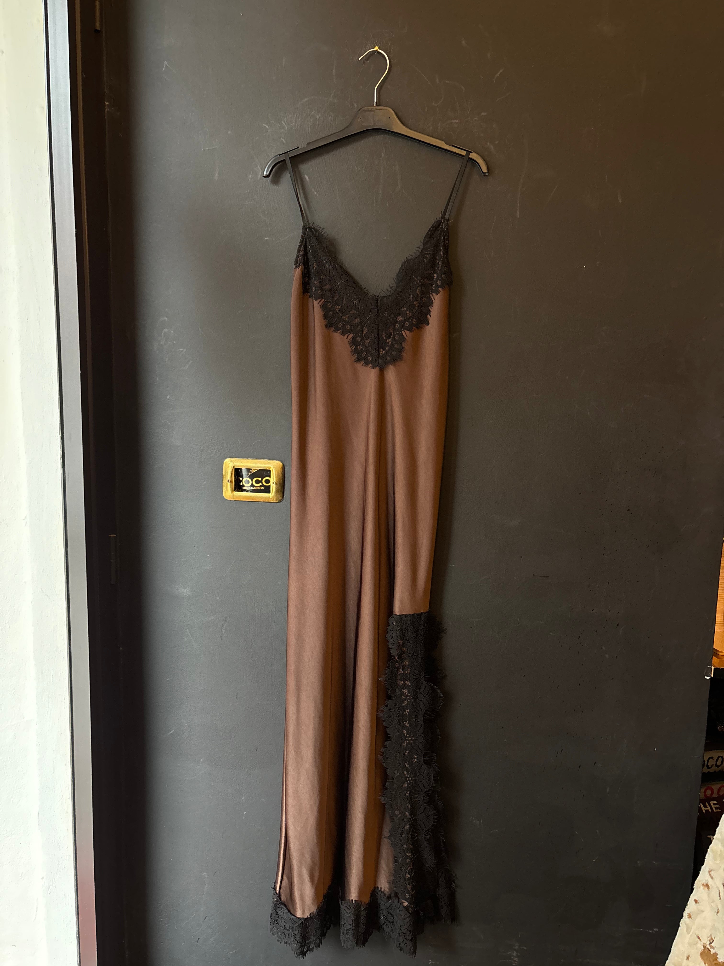 Abito in satin con bretelline