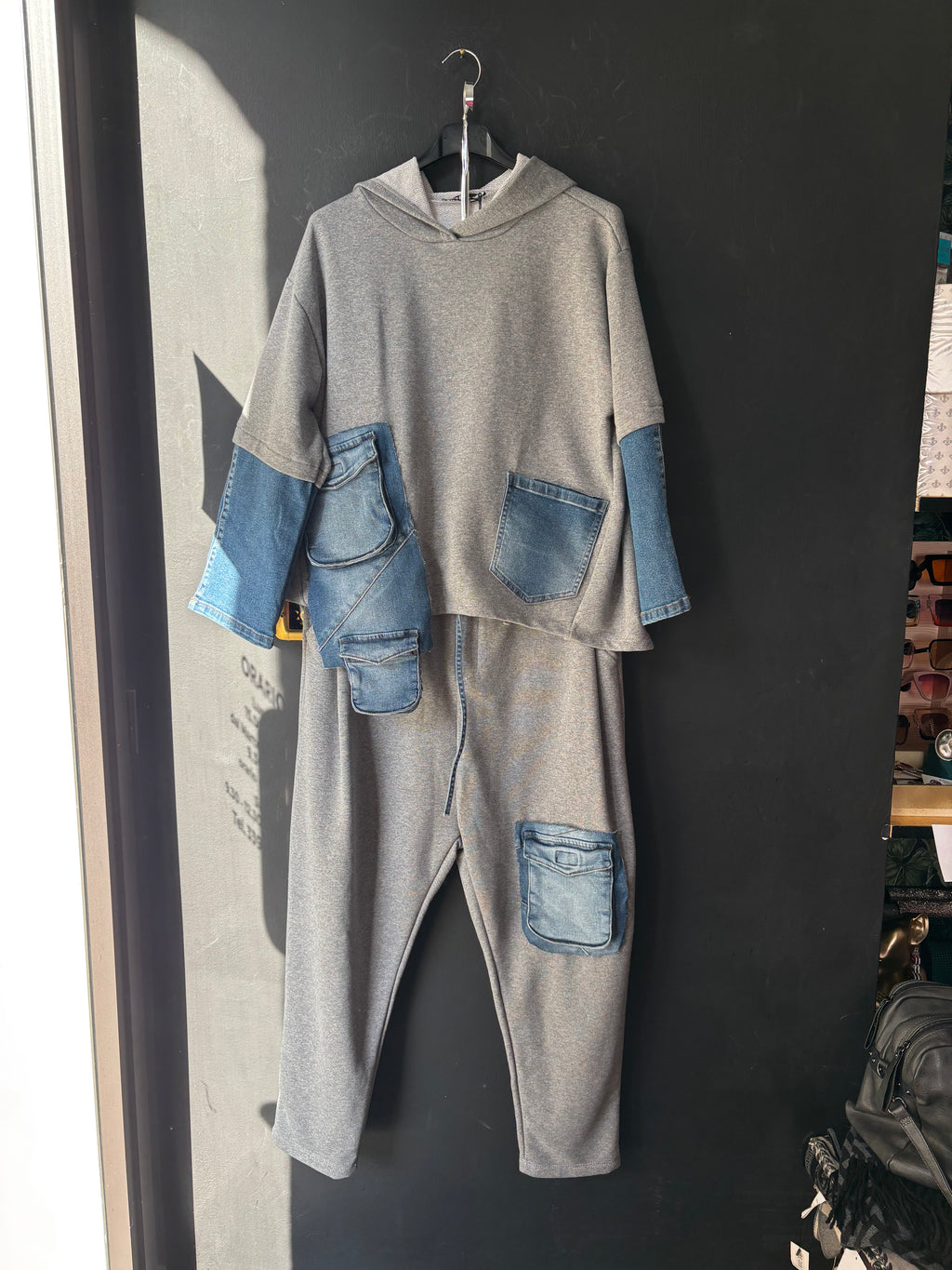 Coordinato felpa e denim