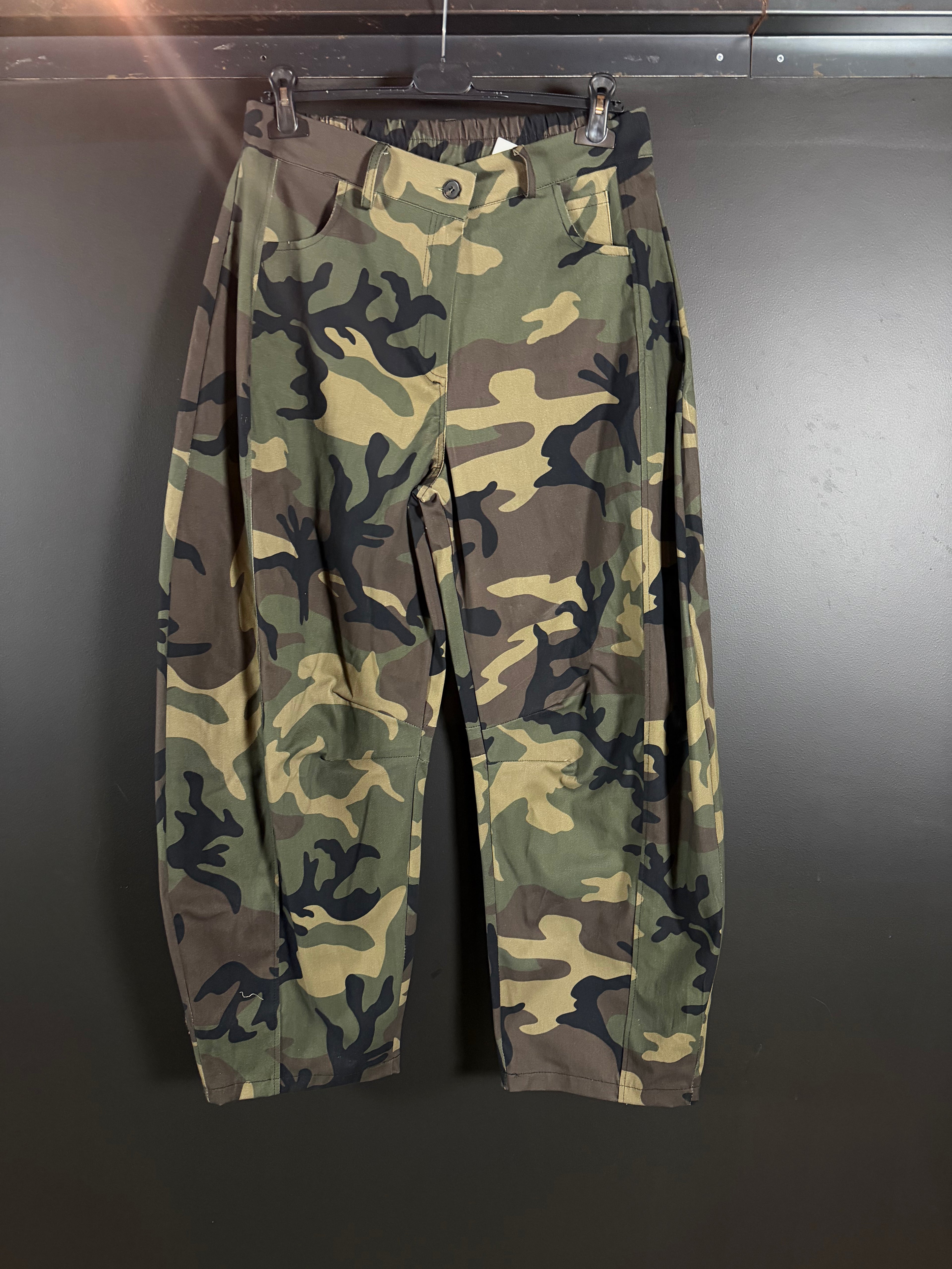 Pantalone over camouflage