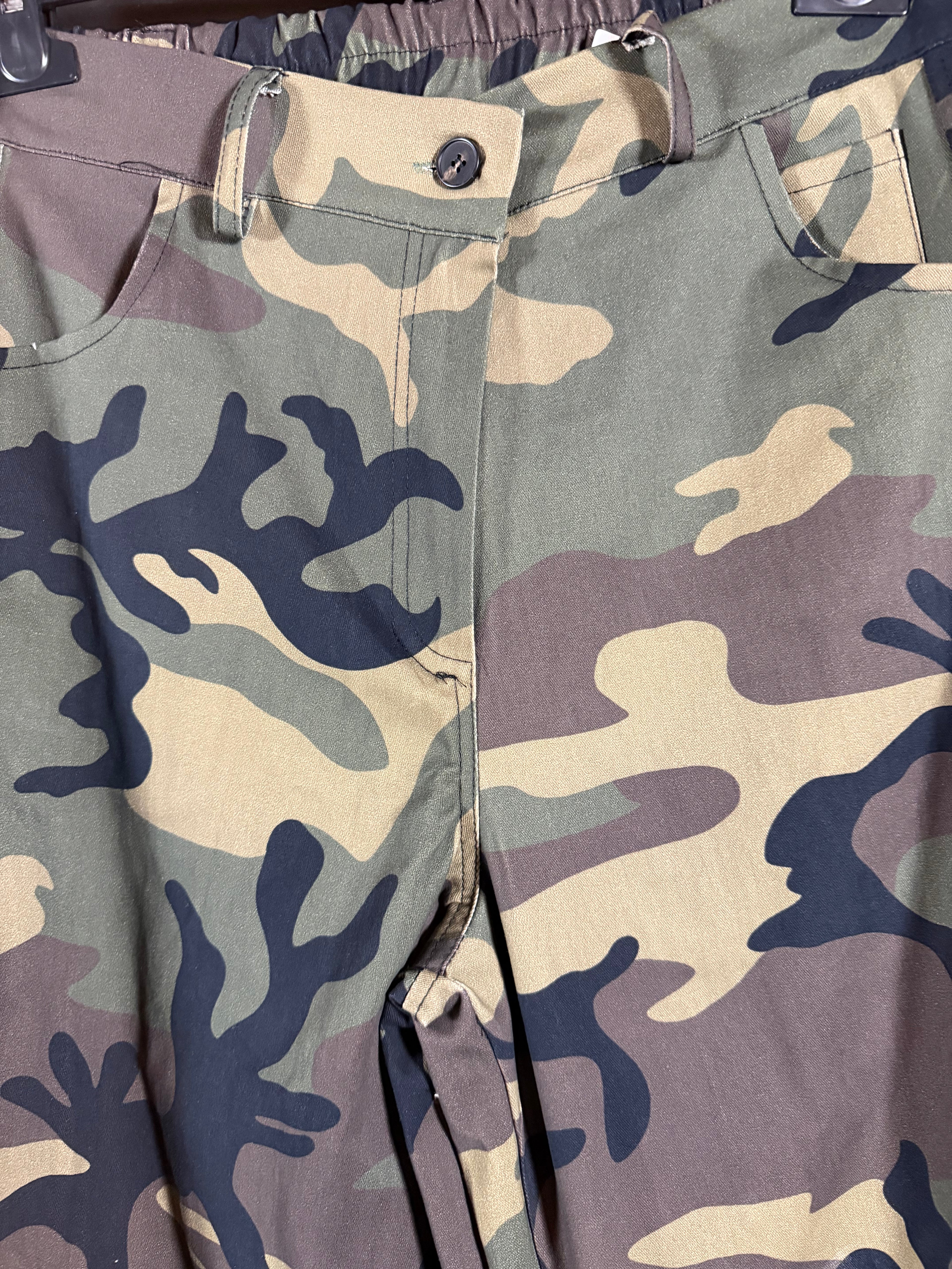 Pantalone over camouflage