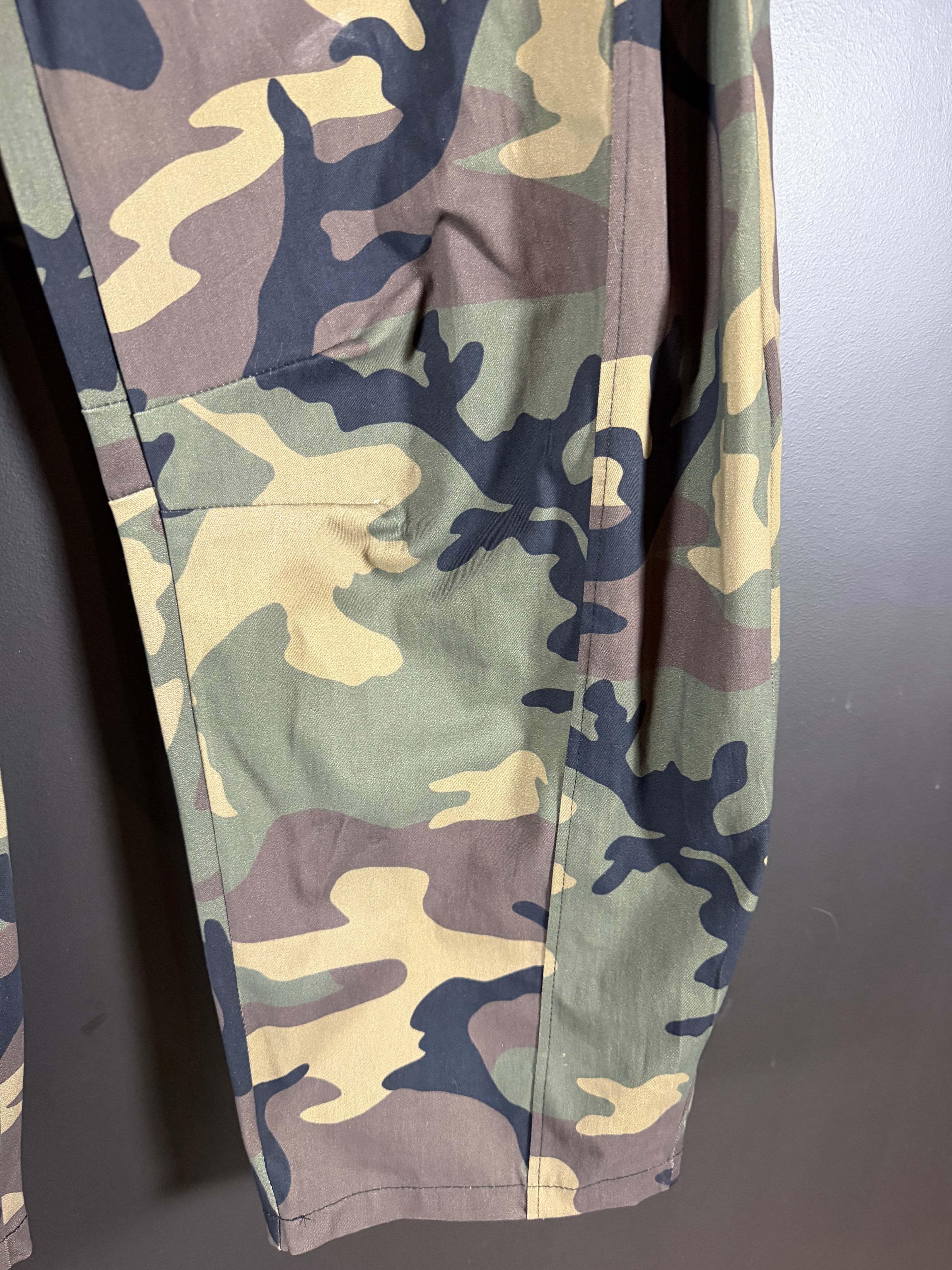 Pantalone over camouflage