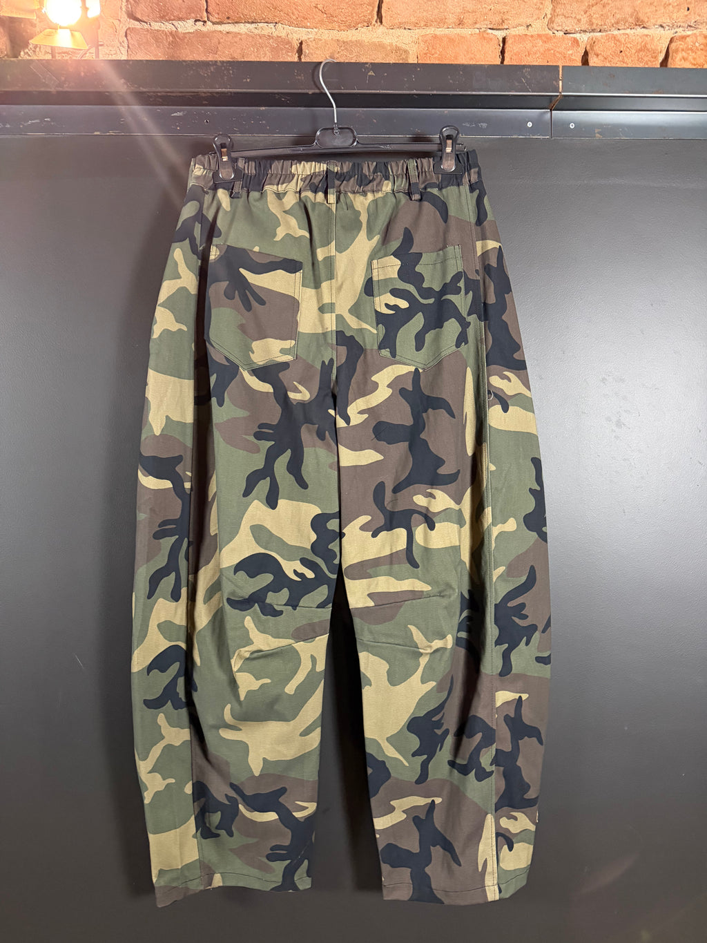 Pantalone over camouflage