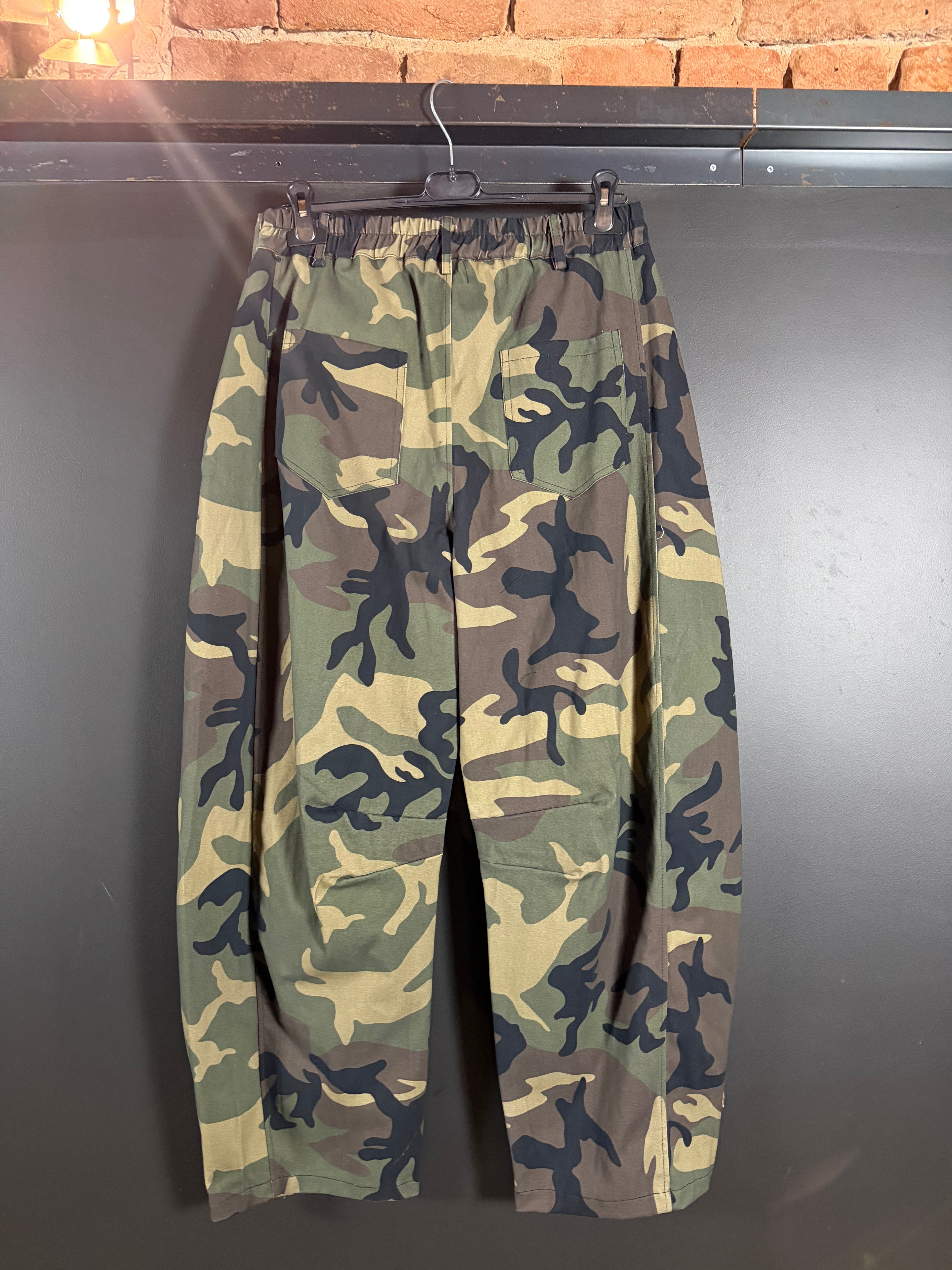 Pantalone over camouflage