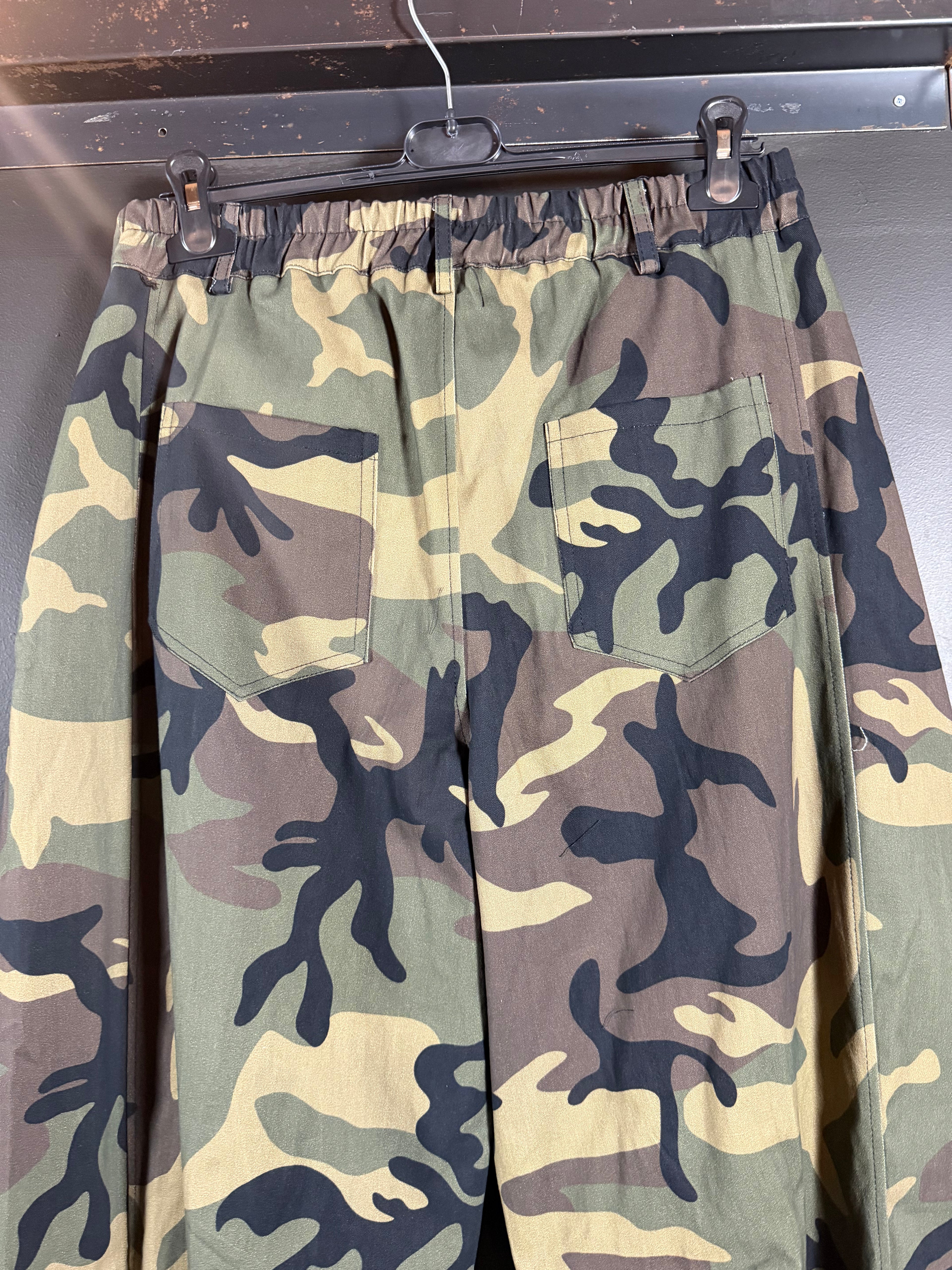 Pantalone over camouflage